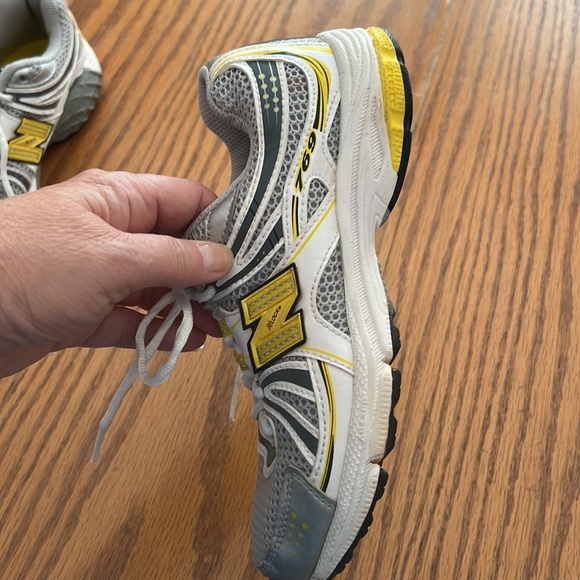 Girls New Balance running shoes size 3 1/2, yellow and white - Picture 2 of 6